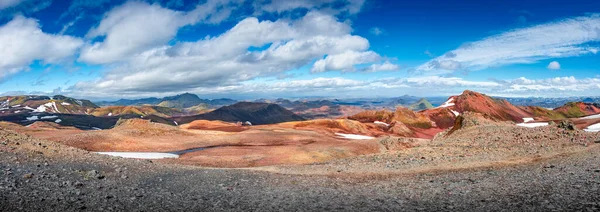 冰岛蔚蓝天空中五彩缤纷的彩虹火山口 山谷和著名的Laugavegur登山小径全景真实的冰岛景观 — 图库照片