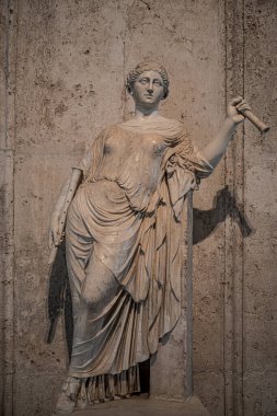 Roma İmparatorluğu döneminden kalma geleneksel elbiseli güzel bir Romalı kadının antik heykeli. Roma, İtalya, detaylar, yakın plan.