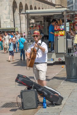 Milano, İtalya 'nın tarihi şehir merkezinde sokak gitaristi ve şarkıcı