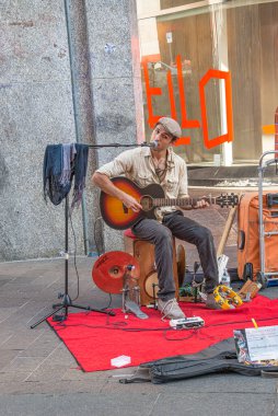 Milano, İtalya 'nın tarihi şehir merkezinde sokak gitaristi ve şarkıcı
