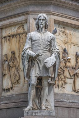 Milan, İtalya 9 Temmuz 2014, ünlü ressam Leonardo ve Milano Katedrali yakınlarındaki gezginlerinin anıtlarının ayrıntıları, İtalya 'nın başkenti Milan' da, yaz mevsiminde,