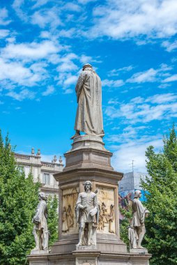 Milan, İtalya 9 Temmuz 2014, ünlü ressam Leonardo ve Milano Katedrali yakınlarındaki gezginlerinin anıtlarının ayrıntıları, İtalya 'nın başkenti Milan' da, yaz mevsiminde,