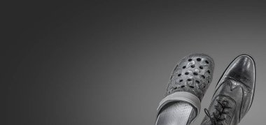 İki tip erkek ayakkabısı, pahalı pahalı deri ayakkabılar ve ucuz timsahlar, zengin bir adam olmak için bir konsept motivasyon olarak, metin için kopya alanı ile, tasarlanmış pankart.