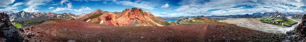 五彩缤纷的彩虹火山 大地隆重的火山 熔岩场和蓝天露营地全景360度 — 图库照片