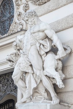 Herkül 'ün, Yeraltı Dünyası' nın kapılarını klasik Yunan mitolojisinden, Hofburg Sarayı 'ndan, Viyana' dan, Avusturya 'dan koruyan çok başlı bir köpek olan Cerberus' la savaşan heykeli.