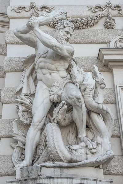 クラブとヒドラ 古典ギリシャ神話の水の怪物のような蛇とヘラクレスの戦いの像 ホフブルク宮殿 ウィーン オーストリア — ストック写真