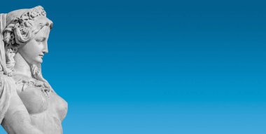 Viyana 'da mavi gradyan gökyüzünde, yazı, Avusturya, detay, yakın çekim için kopya alanı olan asil bir kadının şehvetli neoklasik mermer heykeli.