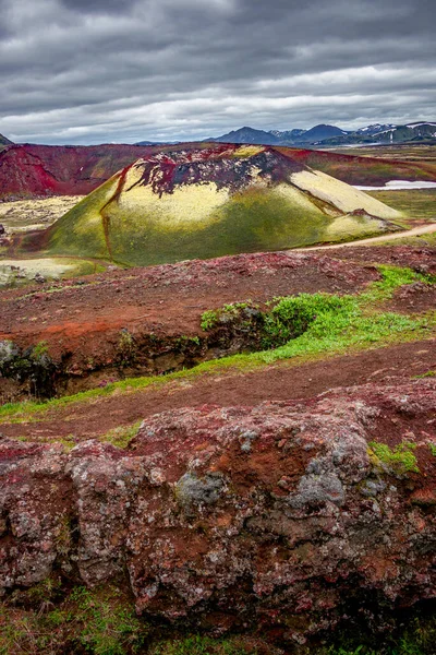 カラフルな虹の火山Landmannalaugar山 赤とピンクの火山クレーターの超現実的な魔法アイスランドの劇的な空を持つ有名なLaugavegurハイキングコースでシュトゥットガルト アイスランド — ストック写真