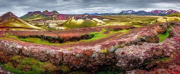 冰岛五彩缤纷的彩虹火山 大地隆重山脉 红色和粉色火山口的全景超现实迷人的冰岛景观 冰岛著名的Laugavegur登山小径和壮观的天空 — 图库照片
