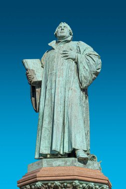 Martin Luther 'in Magdeburg' daki heykeli Blue Sky, Almanya 'da. Yakın plan, detaylar.