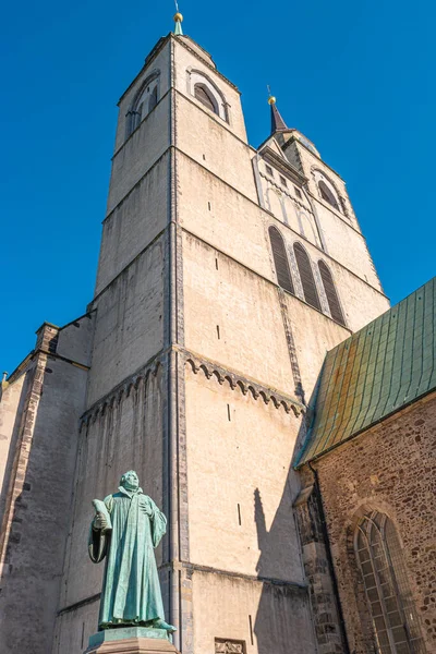 Standbeeld Van Martin Luther Magdeburg Centrum Aan Blauwe Hemel Duitsland — Stockfoto