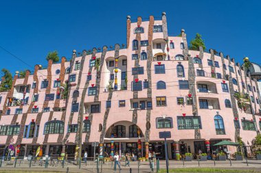 Magdeburg 'un tarihi şehir merkezinde gün batımında, Almanya, Yaz 2016' da, biçimlerde ve renklerde olağandışı