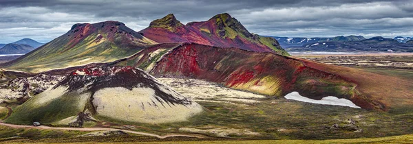 冰岛五彩缤纷的彩虹火山 大地隆重山脉 红粉色的火山口 著名的Laugavegur远足小径 壮观的天空和道路上一辆4Wd的大轿车 这些都是冰岛全景超现实的神奇景观 — 图库照片