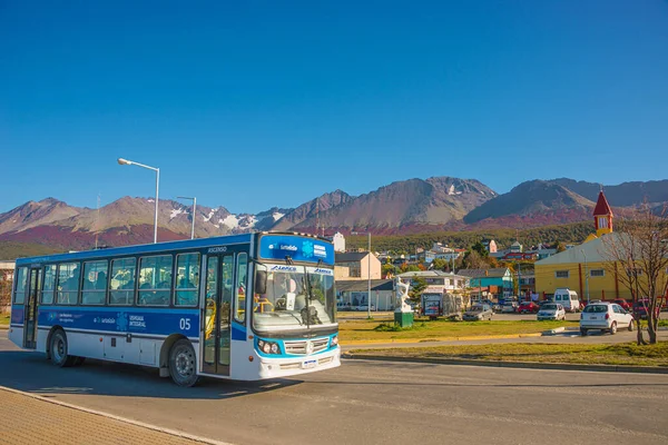 Openbaar Vervoer Ushuaia Een Bus Door Het Centrum Tierra Del — Stockfoto