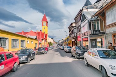 Ushuaia şehir merkezi, Tierra del Fuego Ulusal Parkı, Ushuaia, Patagonya, Arjantin, Autumn 'daki dükkanları ve restoranları olan renkli turizm merkezi.