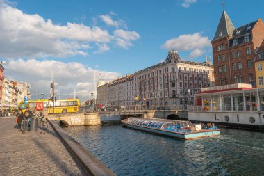 Ünlü yemek ve eğlence bölgesi Nyhavn Kanalı Kopenhag tarihi şehir merkezi, Danimarka, yaz