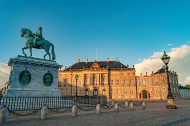 Amalienborg ve Frederik V at sırtında sabahın erken saatlerinde aydınlandı, Kopenhag, Danimarka, yaz zamanı
