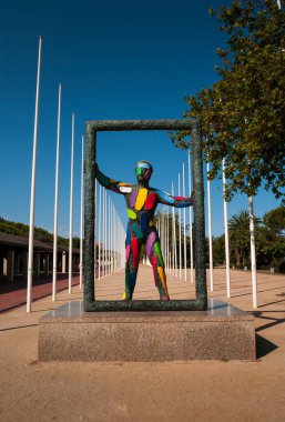 İspanya, Barselona 'da Villa Olimpica Meydanı' nda Renkli Adam Kanunu