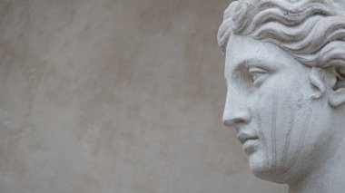 Almanya 'nın Potsdam kentindeki tarihi şehir parkındaki İtalyan ya da Yunan Rönesans döneminden kalma heykel portresi, ayrıntılar, yakın plan.