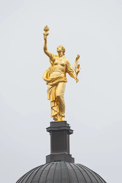 Dachstatue Einer Alten Schönen Frau Mit Herz Flammen Und Lorbeerzweig — Stockfoto