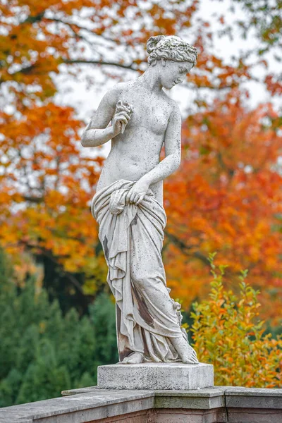 공원에 전통적 그리스나 이탈리아 르네상스 여성의 반나체 조각상이 포츠담 독일의 — 스톡 사진