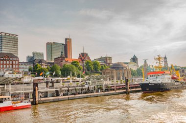 Hamburg limanında eski ve modern yelkenli tekneleri ve gemileri ile dolu sıcak günbatımında, Almanya, yaz