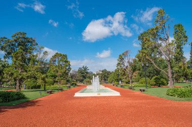 Gündüz ve eski Buenos Aires 'in şehir manzarası iş ve Palermo bölgesinde yaşamak, güzel doğa, parklar ve geleneksel kültür mimarisi güneşli bir günde ve mavi gökyüzü, Arjantin