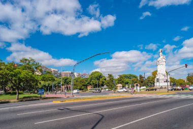 Gündüz ve eski Buenos Aires 'in şehir manzarası iş ve Palermo bölgesinde yaşamak, güzel doğa, parklar ve geleneksel kültür mimarisi güneşli bir günde ve mavi gökyüzü, Arjantin