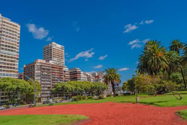 Gündüz ve eski Buenos Aires 'in şehir manzarası iş ve Palermo bölgesinde yaşamak, güzel doğa, parklar ve geleneksel kültür mimarisi güneşli bir günde ve mavi gökyüzü, Arjantin