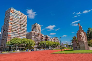 Gündüz ve eski Buenos Aires 'in şehir manzarası iş ve Palermo bölgesinde yaşamak, güzel doğa, parklar ve geleneksel kültür mimarisi güneşli bir günde ve mavi gökyüzü, Arjantin