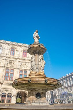 Avusturya, Viyana 'daki Devlet Operası çeşmesinin müzisyen ve şarkıcısı olarak güzel kadınların heykelleri, ayrıntılar