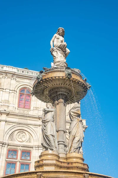 Avusturya, Viyana 'daki Devlet Operası çeşmesinin müzisyen ve şarkıcısı olarak güzel kadınların heykelleri, ayrıntılar