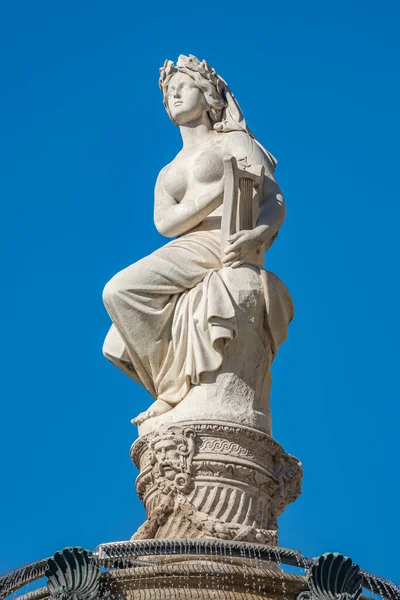 奥地利维也纳国家歌剧院喷泉的音乐人和歌唱家的漂亮女性雕像 — 图库照片