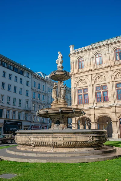 Avusturya, Viyana 'daki Devlet Operası çeşmesinin müzisyen ve şarkıcısı olarak güzel kadınların heykelleri, ayrıntılar