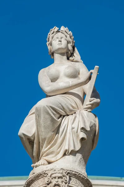 Statuen Schöner Frauen Als Musiker Und Sänger Des Staatsopernbrunnens Wien — Stockfoto