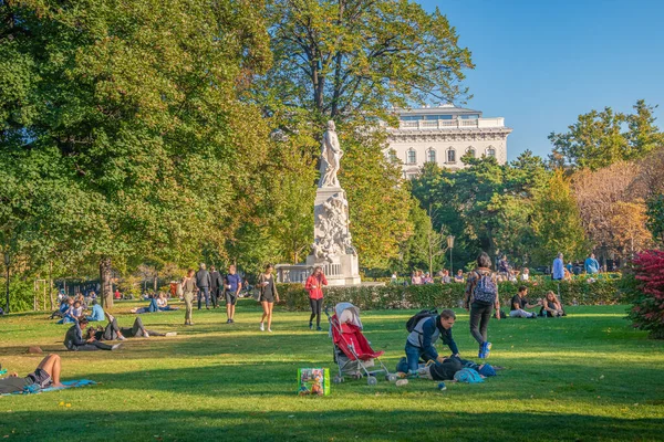 Ciepły Zachód Słońca Nad Ruchliwymi Uliczkami Alberina Palmenhaus Neue Burg — Zdjęcie stockowe