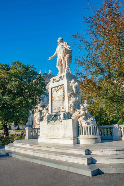Coucher Soleil Chaud Sur Monument Mozart Face Palmenhaus Près Jardin — Photo