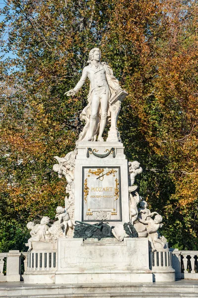 Coucher Soleil Chaud Sur Monument Mozart Face Palmenhaus Près Jardin — Photo