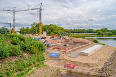 Almanya 'nın Magdeburg kentinde Elbe nehri boyunca inşa edilecek yeni köprünün manzarası