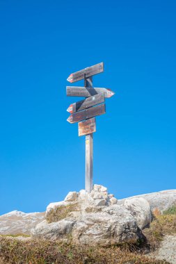Fanes-Sennes-Prags Ulusal Parkları 'ndaki ünlü Strudelkopf zirvesinde, büyülü Dolomitler' de ve ulusal park Three Peaks (Tre Cime, Drei Zinnen) yakınlarında, Güney Tyrol, İtalya, güneşli bir günde