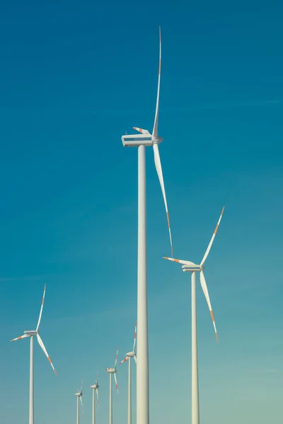 大风力涡轮机发电 蓝天的绿色环保能源 站在干旱 死气沉沉 绿松石色和淡蓝色的土壤中 — 图库照片