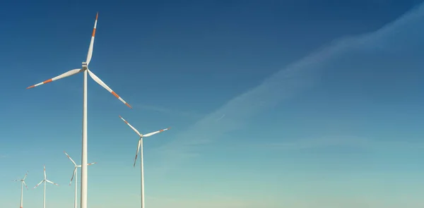 Banner Dvojicí Velkých Větrných Turbín Pro Výrobu Elektrické Energie Zelená — Stock fotografie