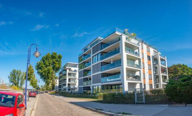 Almanya 'nın Magdeburg kentinde Werder ilçesinde Elbe nehri yakınında modern yaşam evleri, mavi gökyüzünde sonbaharın başlarında