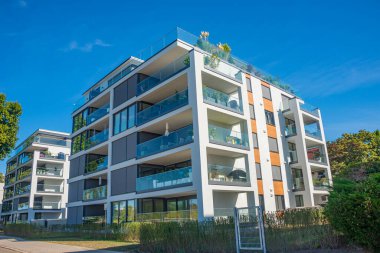 Almanya 'nın Magdeburg kentinde Werder ilçesinde Elbe nehri yakınında modern yaşam evleri, mavi gökyüzünde sonbaharın başlarında