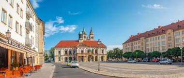 Belediye Binası (Rathaus) Magdeburg 'daki Alter Markt Meydanı' nda mavi gökyüzünde ve güneşli bir günde, Almanya 'da sonbahar renklerinde