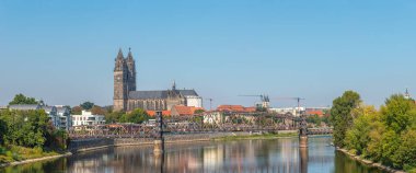 Magdeburg şehir merkezinin panoramik manzarası, Elbe nehri, köprüler ve muhteşem katedral sonbaharın başlarında, güneşli bir günde ve açık mavi gökyüzü