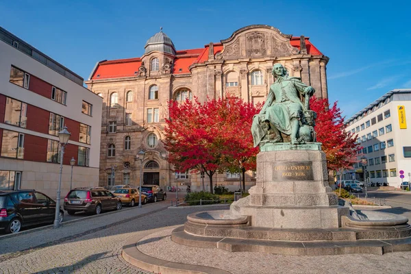 Statua Del Grande Scienziato Otto Von Guericke Rosso Oro Colori — Foto Stock