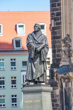 Dresden şehir merkezindeki Neumarkt Meydanı 'ndaki Martin Luther anıtı, Katolik Kilisesi' nde Reform 'a başlamış bir teolog, besteci, rahip, detaylar, yakın plan.