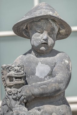 Almanya 'nın Dresden şehrinde elinde Çin ejderhası olan küçük bir çocuğun heykeli.