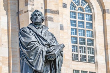 Dresden şehir merkezindeki Neumarkt Meydanı 'ndaki Martin Luther anıtı, Katolik Kilisesi' nde Reform 'a başlamış bir teolog, besteci, rahip, detaylar, yakın plan.
